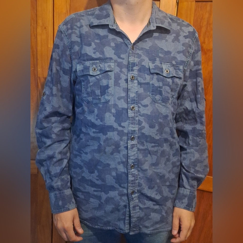 ROCK & REPUBLIC long sleeve button-down shirt. Size M